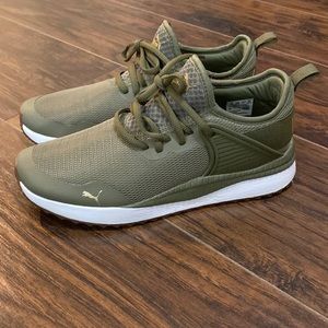 Women PUMA shoes size 7 olive green